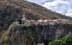 Ngôi làng nhỏ nhất Tây Ban Nha cheo leo trên vách đá
