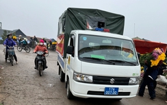 Nghi vấn xe công vụ biển Thái Bình đi chợ hoa ở Nam Định