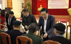 Chủ tịch Quốc hội thăm, tặng quà Tết gia đình chính sách tại Yên Bái