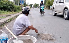 Người đàn ông tự nguyện vá đường ở Đồng Tháp