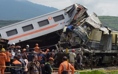 Hai đoàn tàu chở gần 500 người va chạm tại Indonesia, gần 30 người thương vong