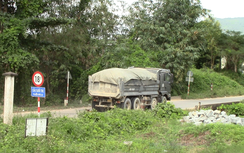 Khánh Hòa: Xe chở đá "có ngọn", ngang nhiên vượt cầu cấm tải 18 tấn