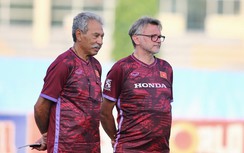 Hai trợ thủ của HLV Troussier tại Asian Cup có lý lịch khủng cỡ nào?