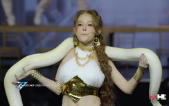 Nhóm Thu Phương, Huyền Baby, Lan Ngọc bế 5 con trăn lớn 13kg lên sân khấu để múa hát