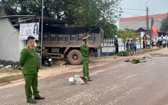 Bắc Giang: Tránh xe máy, ô tô tải lao vào quán gội đầu khiến 4 người thương vong