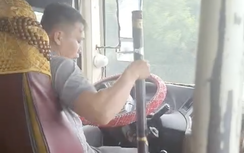 Tài xế xe khách chạy tuyến Hà Nội - Sài Gòn vừa cầm lái vừa rít điếu cày