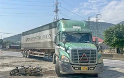 Xe máy chở 2 người va chạm xe đầu kéo, người phụ nữ tử vong