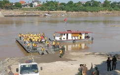 Những chuyến phà thay thế cầu phao Phong Châu có gì đặc biệt?