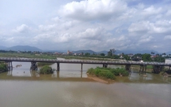 Tạm dừng phương tiện lưu thông qua cầu Sông Vệ cũ khi lũ ở mức báo động 3