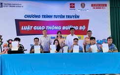 Sinh viên hào hứng tham gia đố vui tìm hiểu về an toàn giao thông