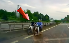 Xe máy dàn hàng đi ngược chiều trên cao tốc, ô tô chạy 90km/h bẻ lái tránh tai nạn