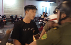 Công an khống chế hai đối tượng làm loạn trên phố khiến một người bị thương