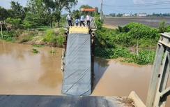 Sập cầu sắt ở An Giang, xe tải rơi xuống kênh, tài xế thoát chết