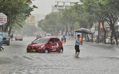 Đường phố Đà Nẵng thành sông sau mưa lớn, ô tô chết máy nằm la liệt