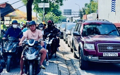 Vì sao vòng xoay Phú Hữu kẹt cứng sau khi thu hẹp, lắp đặt đèn giao thông?