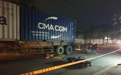 Hai xe máy va chạm, cô gái ngã xuống đường bị xe container cán tử vong