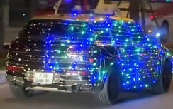Lập biên bản phạt chủ ô tô phủ đầy đèn led, diễu hành trên cầu Rồng