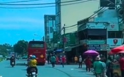 Tìm nhóm người cầm gậy truy đuổi xe khách giữa đường