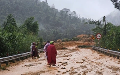 Nổ mìn xử lý khối đá khủng, sớm thông 1 làn xe trên đèo Khánh Lê