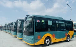 Cận cảnh đoàn xe buýt điện phục vụ metro số 1 cập bến TP.HCM