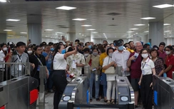 Hành khách háo hức trên chuyến metro đầu tiên của TP.HCM