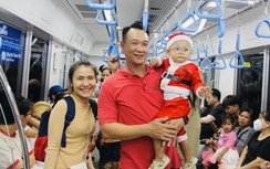 Người dân TP.HCM thích thú đón Noel trên tàu metro