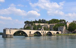 Độc đáo cây cầu gãy có một không hai tại Pháp