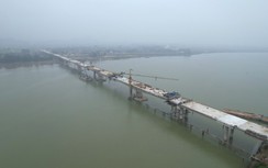 Hợp long nhịp đúc hẫng trên cầu vượt sông dài nhất cao tốc Bắc - Nam