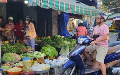 Mùng 3 Tết, chợ ở TP.HCM: Hoa và rau xanh đắt khách