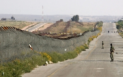 Israel tấn công sát sườn, Ai Cập tức tốc xây tường chắn dọc biên giới Gaza