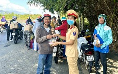 Cảnh sát giao thông Khánh Hòa tiếp sức cho người dân đi xe máy vào Nam sau Tết