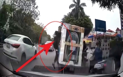 Tài xế ô tô đạp ngã người đi xe máy trên phố Hà Nội
