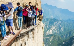 Thử thách leo đường mòn bằng ván gỗ cheo leo trên đỉnh Hoa Sơn tại Trung Quốc
