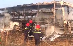 Xe khách giường nằm bốc cháy ngùn ngụt trên cao tốc Vĩnh Hảo – Phan Thiết