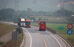 Cận cảnh biển báo, vạch kẻ đường trên cao tốc Cam Lộ - La Sơn sau tai nạn 3 người chết