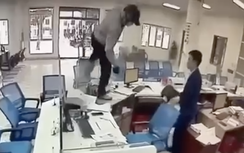 Video kẻ cướp cầm dao xông vào ngân hàng ở Cửa Lò cướp tiền