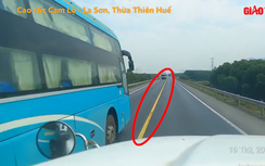 Tài xế xe khách không biết sợ, ngang nhiên vượt ẩu trên cao tốc Cam Lộ - La Sơn