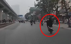 Thanh niên phóng xe máy không gắn biển số, bốc đầu giữa phố