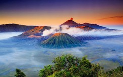 Du khách đổ xô đến Indonesia khám phá miệng núi lửa hoạt động