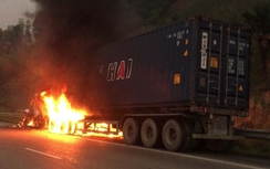 Xe tải nổ lốp, bốc cháy trên cao tốc Nội Bài - Lào Cai