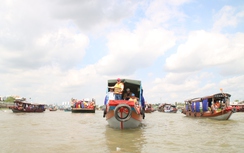 Hàng ngàn người tham gia lễ hội độc đáo trên sông Hậu