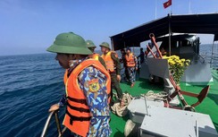 Chìm tàu ở Quảng Ngãi: Người thân nạn nhân mất tích đỏ mắt chờ phép màu