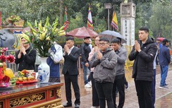 Người dân đội mưa về đền Trần trước giờ khai ấn
