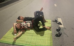 Triệu tập hai thanh niên trải chiếu nằm chơi giữa quốc lộ 18 ở Quảng Ninh lúc rạng sáng