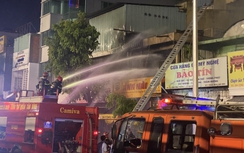 Cháy lớn trên phố đồ gỗ gần cửa ngõ sân bay Tân Sơn Nhất