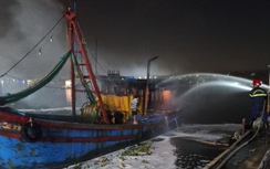 Hai tàu cá bất ngờ bốc cháy dữ dội lúc nửa đêm ở cảng cá Quảng Ngãi