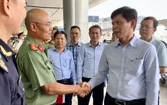 Thứ trưởng Lê Anh Tuấn kiểm tra công tác phục vụ ở sân bay Tân Sơn Nhất