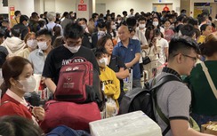 Khách tăng vọt, thời tiết xấu, nhiều người chật vật ở sân bay Tân Sơn Nhất