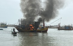 Đang neo đậu trên cảng, tàu cá bỗng nhiên bốc cháy dữ dội