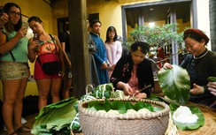 Khách nước ngoài thích thú xem người Hà Nội gói bánh chưng Tết